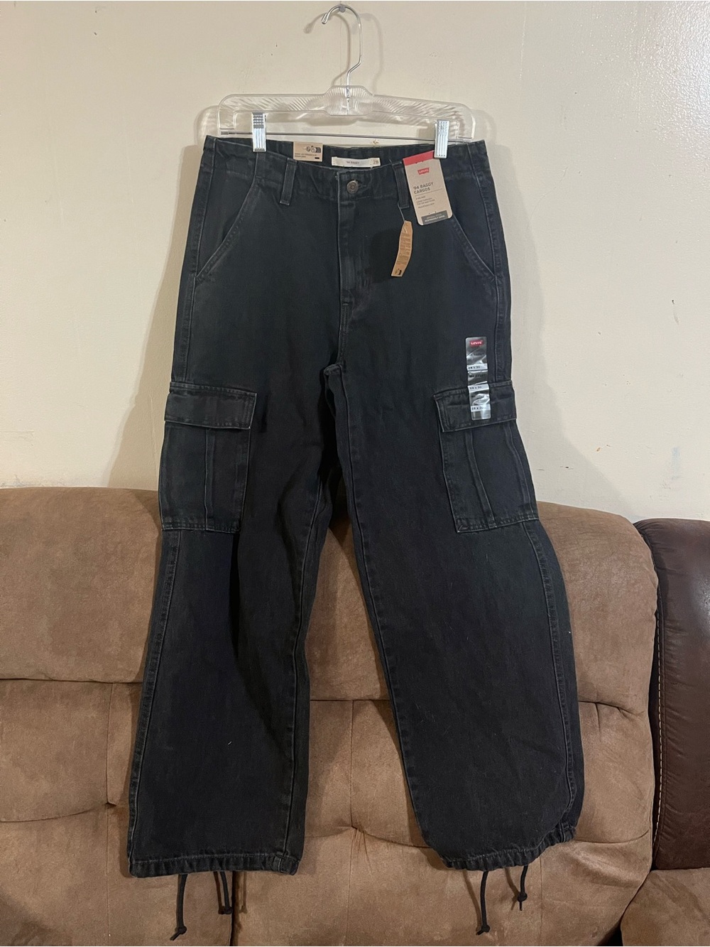 NWT Levi’s Women’s 94 Baggy Cargo Jeans Size 28 - Picture 2 of 2